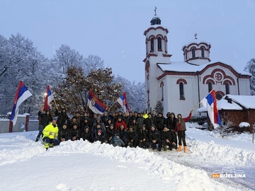 Mještani Gornjeg Magnojevića čuvaju tradiciju: Okupilo ih se oko 100 i usjekli Badnjak (FOTO)