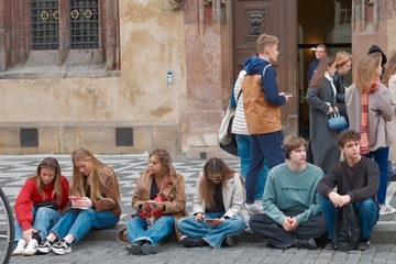 Psiholog upozorava: Mladi dnevno provode i do pet sati na telefonu, posljedice su ozbiljne