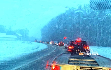 Totalna obustava saobraćaja na putu Bijeljina - Brčko, popriječio se kamion 