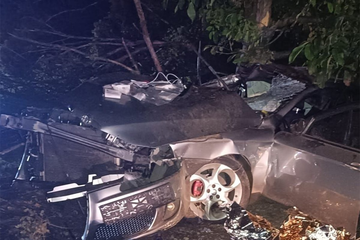 Udario u drvo na putu Mostar-Stolac, auto potpuno uništen