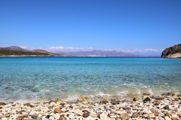 Suncobran i ležaljka samo 0,60 evra: Srbi masovno hrle na ovu plažu, jeftinija i od Grčke