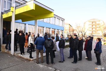 Gužve na biralištima: Počeo proces opoziva gradonačelnika Bijeljine (FOTO)