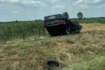 Udes kod Bijeljine, mercedes završio na krovu među kukuruzima