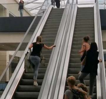 HIT SNIMAK IZ TRŽNOG CENTRA Žena na pokretnim stepenicama u suprotnom smjeru