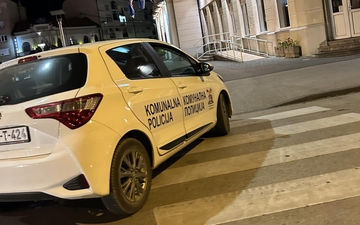 Bijeljina: Vozilo Komunalne policije parkirano na pješačkom prelazu (FOTO)