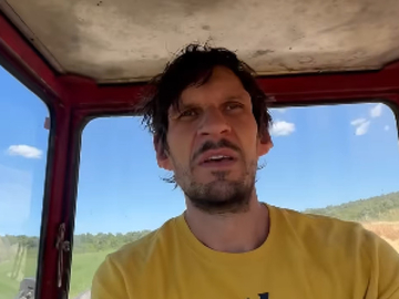 Kako Bobi Marjanović vozi traktor (VIDEO)