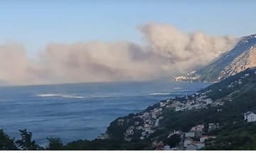Vatra zahvatila kuće između Omiša i Makarske, izgorjeli automobili: "Sve je ugroženo" (VIDEO)