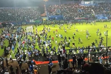 Jedna od NAJVEĆIH TRAGEDIJA na stadionima u istoriji: U stampedu 129 MRTVIH