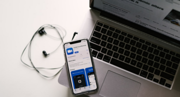 Poslanik potpuno go na onlajn sastanku parlamenta