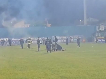 Haos u Širokom Brijegu: Huligani upali na teren, krenuli ka sudijama i Zeljkoviću