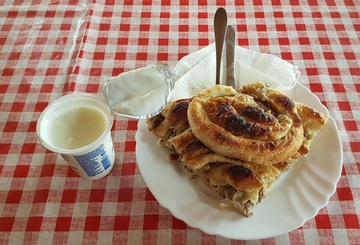 Jogurt nikako ne ide uz burek: Šta je bolje uzeti uz pite?