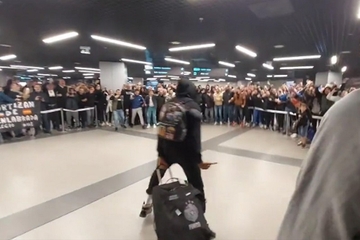 "Ludnica" na aerodromu: "Grobari" dočekali košarkaše (VIDEO)