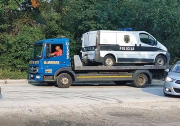 POGINUO PRED OČIMA MAJKE Policajac stao pored puta da je pozdravi, a onda je na njegov kombi naletila “škoda”