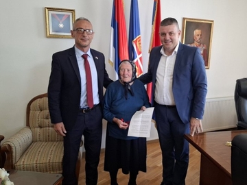 Ostojić uručio rješenje o dodjeli stana supruzi poginulog borca