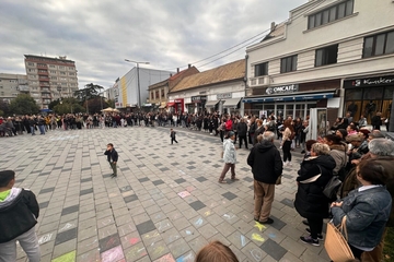 Stotine građana Bijeljine okupilo se u čast Halida Bešlića, mališani pjevali najveće hitove