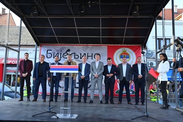 Počeo skup na Trgu: "Bijeljina mora da se razvija, dosta je blokade" (FOTO)