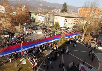 Zastava duža od 100 metara razvijena na trgu: Svečano za Dan Republike Srpske u Bratuncu