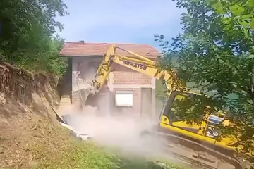 Počelo rušenje srpskih vikendica na Gazivodama, već srušeno pet (VIDEO)
