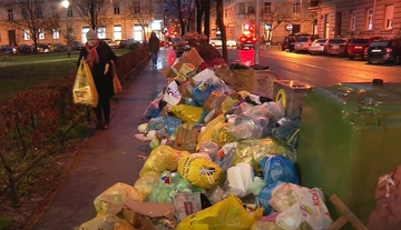 ZAGREB KAO NAPULJ PLIVA U SMEĆU Radnici Čistoće štrajkuju 3. dan, a dan njihovog nerada košta 100.000 evra (FOTO)