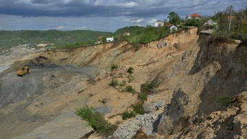 Posljednji Vaskrs na ognjištu: Rudarske mašine brišu majevička sela /FOTO/