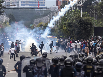 Premijeru zapalili kuću, ministra ganjali po ulicama (VIDEO)