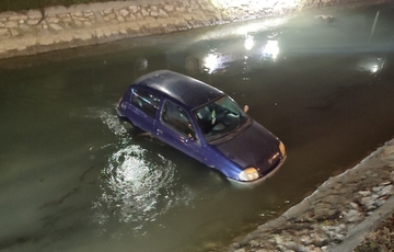 Bijeljina: Pukla mu guma na vozilu pa sletio u kanal Dašnica (FOTO) 