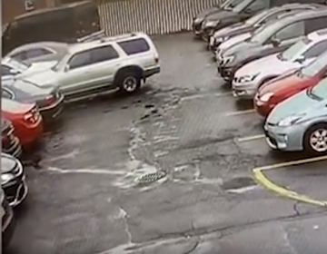 Pokušao je da isparkira svoj auto sa punog parkinga i napravio je karambol (VIDEO)