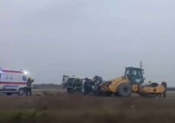 Vozilo potpuno smrskano: Kombi PODLETIO POD VALJAK, poginule 4 osobe