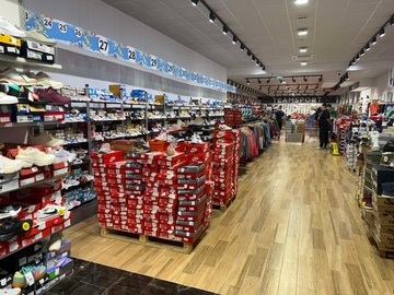 Bijeljina: Najveći Đak Outlet otvara sezonu popusta, do 10.000 artikala u pola cijene (FOTO)