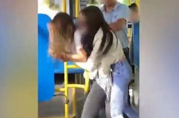 Djevojke se potukle u autobusu zbog telefona, vozaču povrijedile ruku: "Bilo ih je nemoguće razdvojiti, kao da VUČEM DEBLO"(VIDEO)