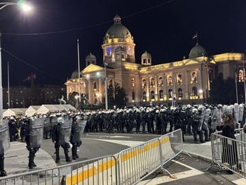 Topovski udari i kamenice ispred Skupštine Srbije 