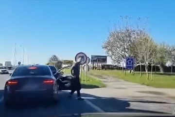 Napadnut automobil sa srpskim tablicama, policija ne reaguje (VIDEO)