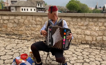 Harmonikaš plijeni pažnju na ulicama gradova širom BiH: Tri puta se ženio i razvodio istom ženom, ali svoju "Eminu" ne ostavlja (FOTO)