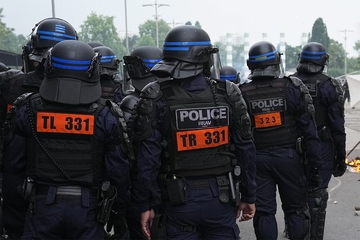 Francuska uvodi policijski čas, na ulice izlazi 40.000 policajaca