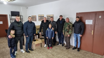 Mitrović poklonio čizme i kabanice Savjetu mjesne zajednice Popovi