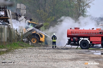 Bijeljina: Vatrogasci već četiri sata gase požar u preduzeću "Mega-drvo" (FOTO)