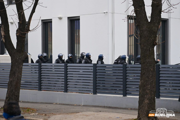 Sukobi s policijom na protestu ispred Tužilaštva u Bijeljini (FOTO)