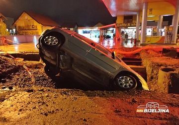 Bijeljina: Vozilom upao u rupu na gradilištu (FOTO)