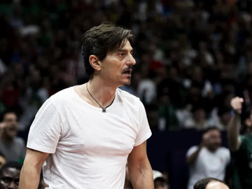 Skandal u Atini: Vlasnik Panatinaikosa naredio da se ukloni fotografija Dejana Bodiroge nakon novog poraza od Olimpijakosa /VIDEO/