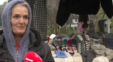 Najtraženiji zimski proizvod: Vunene čarape i prsluci bake Jovanke čuvaju od zime (VIDEO)