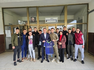 Načelnik Ugljevika Gajić ispratio srednjoškolce na fudbalsko takmičenje