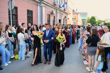 Ljubiša Petrović pratilac dviju maturantkinja: “Bila mi je neizmjerna čast” (FOTO)