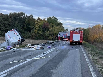 Težak udes kod Bijeljine, kombi prevrnut nakon sudara (FOTO)