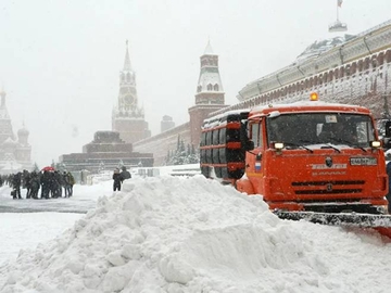Snježna mećava u Moskvi, 60.000 komunalaca čisti grad
