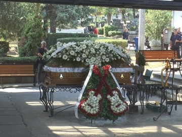 Uz „Pogledaj dom svoj anđele" i aplauz sahranjen Bora Đorđević (FOTO)