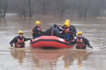 POPLAVE U SRBIJI Voda nosi sve pred sobom, poplavljeno više od 20 kuća, saobraćaj obustavljen 