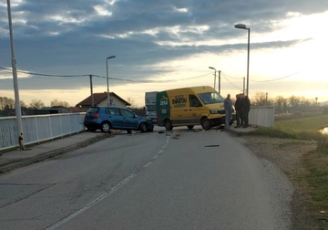 Bijeljina: Sudar automobila i kombija u Obarskoj