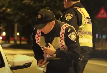 "Dobro veče, majmunče" Žena se napila, pa vrijeđala policajca