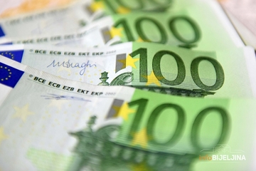 Evro se oporavlja, dolar posustaje