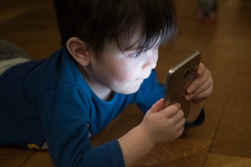 Djeca od devete godine pokazuju zavisnot od mobilnih telefona
